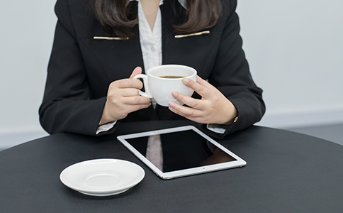 領(lǐng)取營(yíng)業(yè)執(zhí)照后，需帶上營(yíng)業(yè)執(zhí)照原件和法人代表身份證原件到特定單位印刻辦理備案。